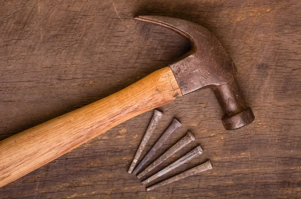 Martello e chiodi su una tavola di legno — Foto Stock