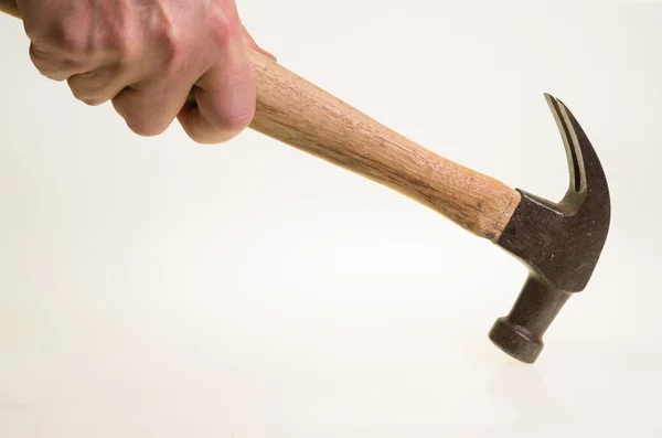 Carpinteiro balançando um martelo no branco — Fotografia de Stock
