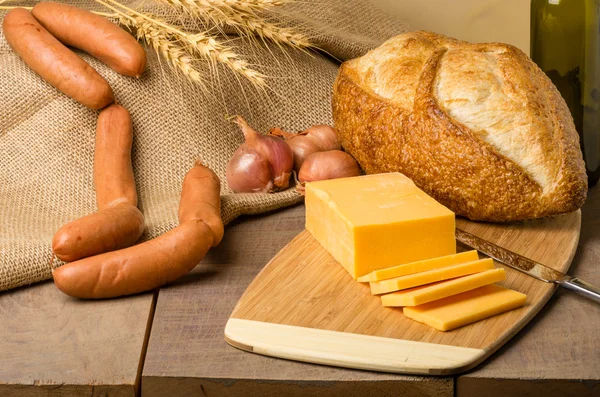 Натюрморт с сыром и хлебом — стоковое фото