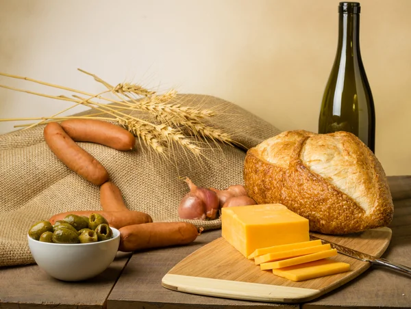 Натюрморт с сыром и хлебом — стоковое фото
