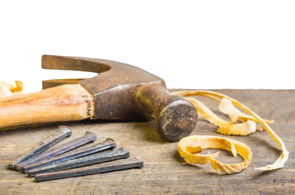 Martillo y clavos en una tabla de madera — Foto de Stock