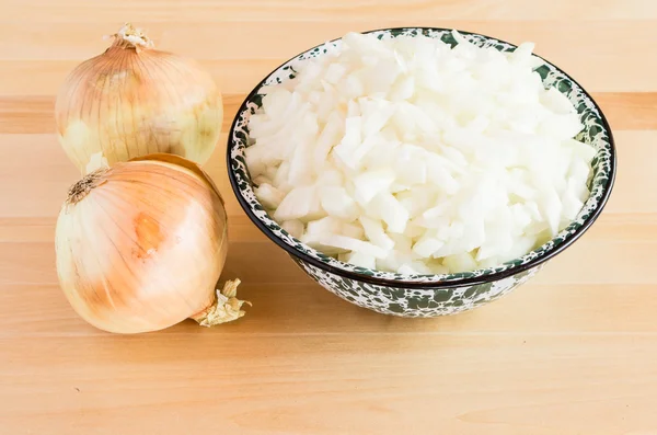 Gehakte uien op snijplank — Stockfoto