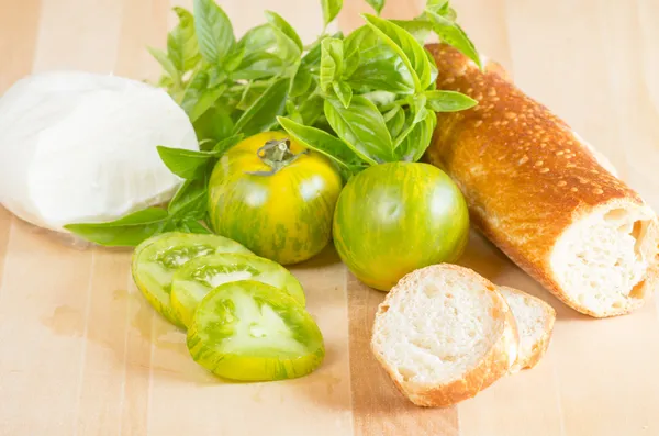 Tomates de relíquia com pão e queijo — Fotografia de Stock