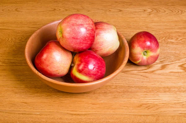 Деревянная чаша из красных яблок — стоковое фото