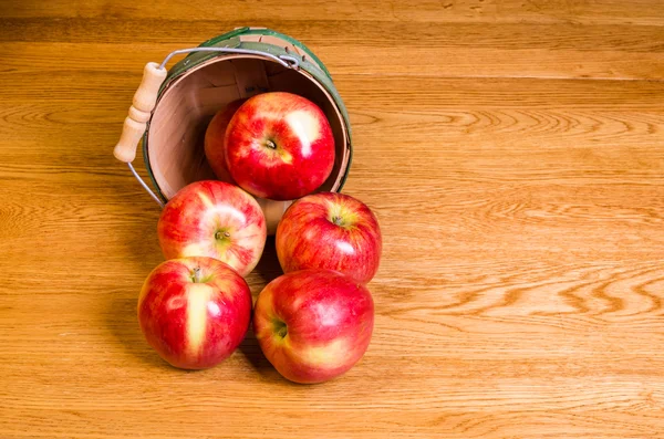 WIcker basket of red apples — Stock Photo, Image