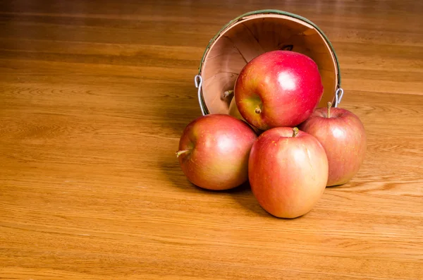 Rote Äpfel im Weidenkorb — Stockfoto