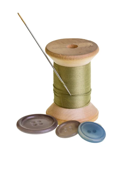 Spoel van groene draad met naald — Stockfoto