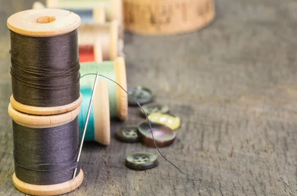 Spools of sewing theead with buttons — Stock Photo, Image