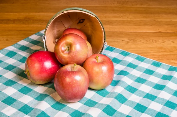 Корзина яблок Фудзи от Викера — стоковое фото