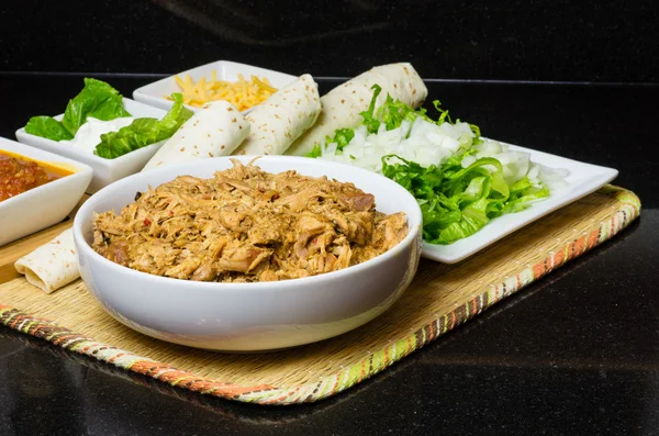 Pollo tirado e ingredientes para tacos — Foto de Stock