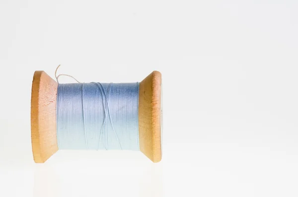 Spoel van blauwe wol geïsoleerd — Stockfoto