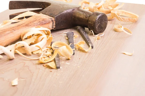 Martello e chiodi su una tavola di legno — Foto Stock