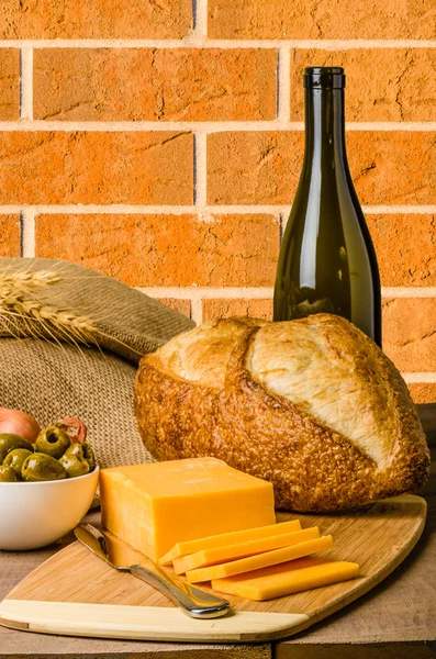 Хлебные оливки и сыр на столе — стоковое фото