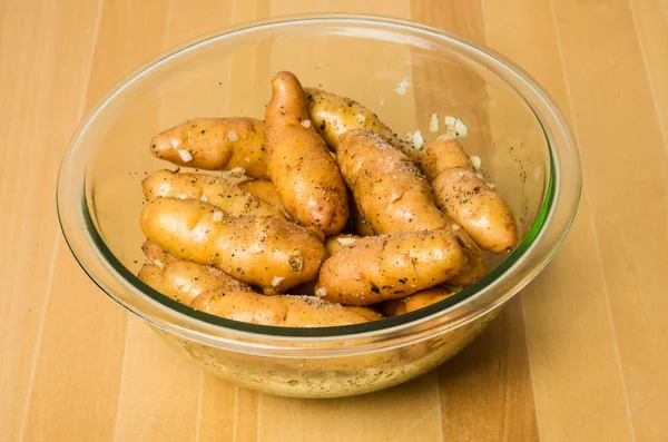 Bowl of fingerling potatoes with garlic — Stock Photo, Image