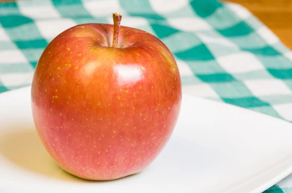 Manzana Fuji en un plato blanco — Foto de Stock