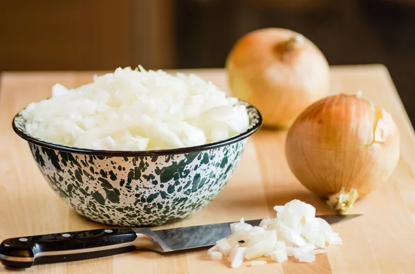 Messer und frisch gehackte Zwiebeln — Stockfoto