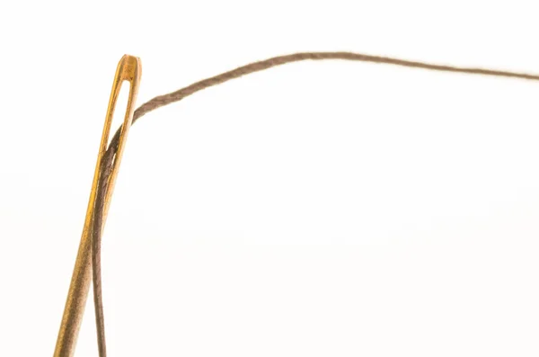 Металева швейна голка з ниткою — стокове фото