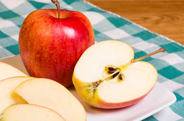 Gala-Apfel in Scheiben auf einem Teller — Stockfoto