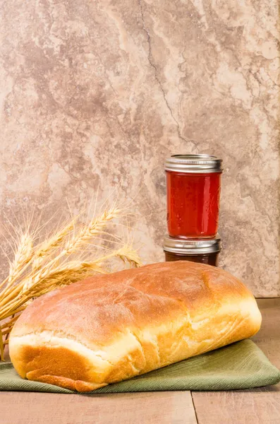 Буханка хлеба с банкой желе — стоковое фото