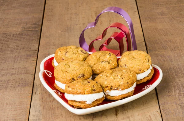 Bandeja de biscoito com biscoitos cheios e cortadores — Fotografia de Stock