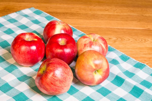 Fresh red apples on the table — Stock Photo, Image