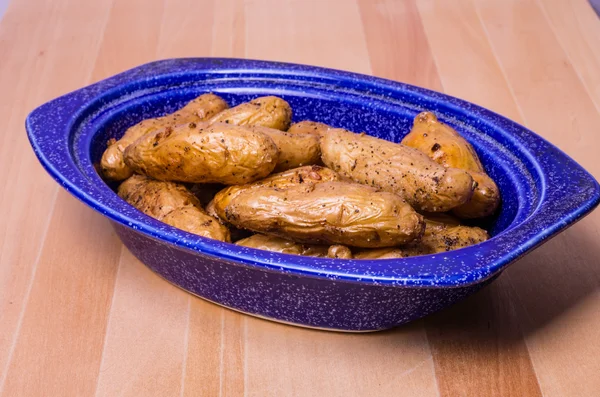 Blue bowl with fingerling potatoes — Stock Photo, Image