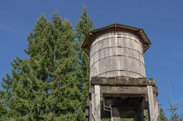Wasserturm und Tank aus Holz — Stockfoto