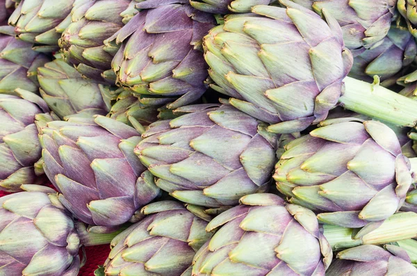 Fresh artichokes at the market — Stock Photo, Image