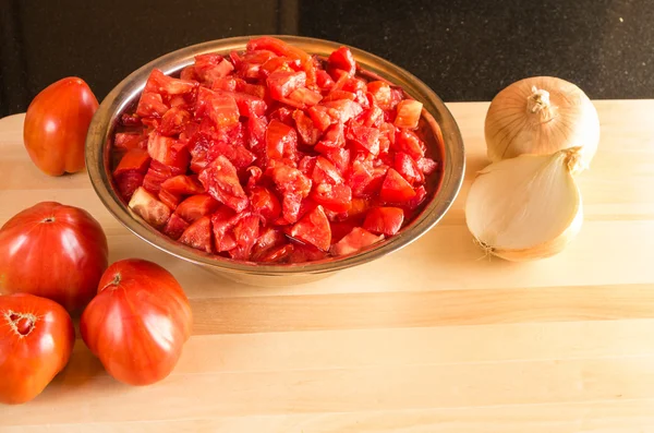 Bowl of red tomatoes and sliced onion — Stock Photo, Image