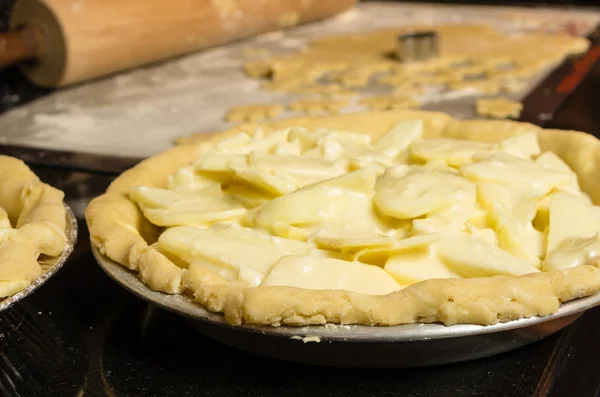 Torta de maçã não cozida pronta para o forno — Fotografia de Stock