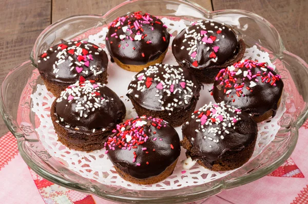 Chocolate cupcakes on glass server — Stock Photo, Image