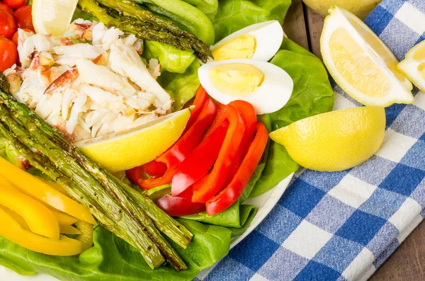 Krabbensalat mit Spargel und Paprika — Stockfoto