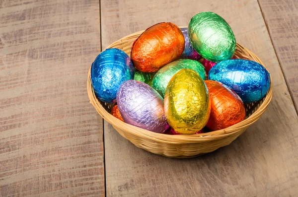 Wicker korg med chokladägg — Stockfoto