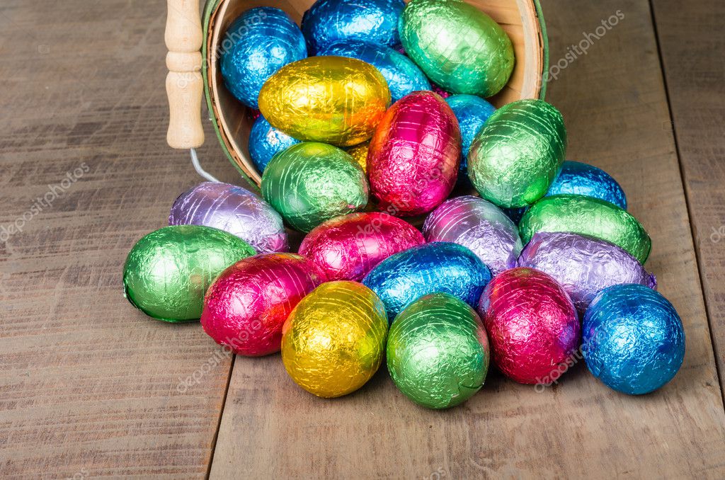 Wicker basket of foil Easter eggs — Stock Photo © zigzagmtart 21470627