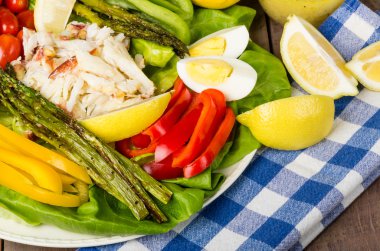 kuşkonmaz ve yumurta Dungeness Yengeç Salatası