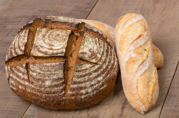 Кусок свежего ржаного хлеба на столе — стоковое фото