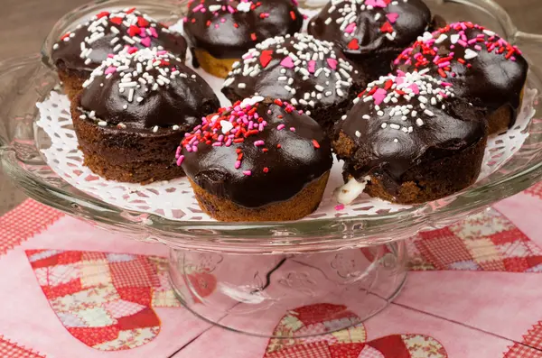 Chocolate cupcakes on glass server — Stock Photo, Image
