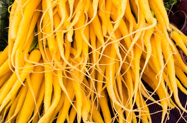 Zanahorias frescas en el mercado —  Fotos de Stock
