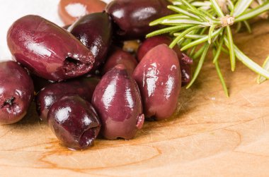 Kalamata zeytin ve biberiye hazırlıklı olma