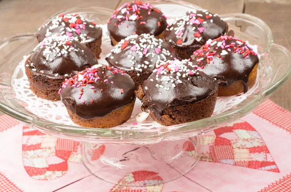 Chocolate cupcakes on glass server — Stock Photo, Image