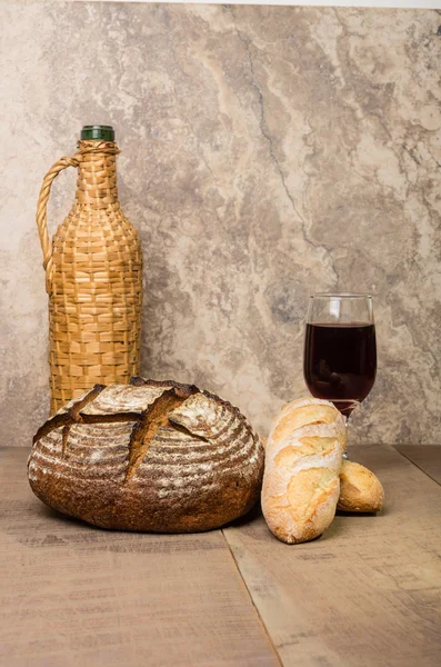 테이블에 신선한 호 밀 빵 — 스톡 사진