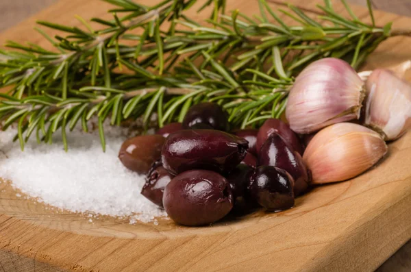 Kalamata olijven en rozemarijn voorbereid — Stockfoto