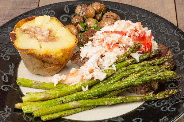 Surf and Turf with Dungeness Crab — Stock Photo, Image