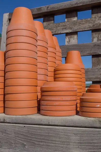 Clay planter pots on a shelf — Stock Photo, Image