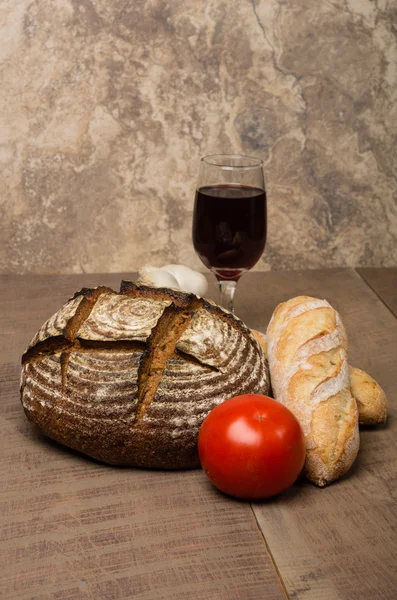 테이블에 신선한 호 밀 빵 — 스톡 사진