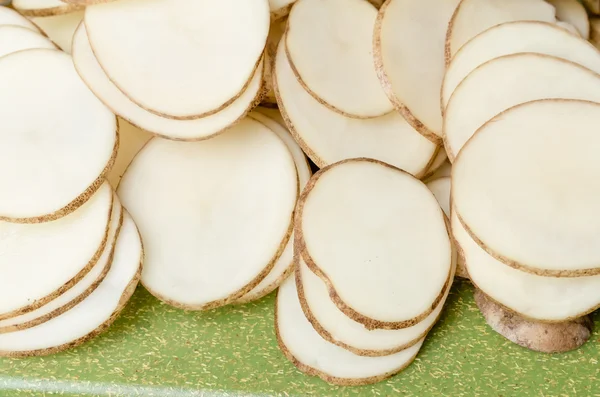 Patate affettate su tagliere verde — Foto Stock