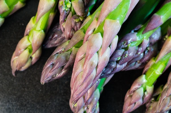 Fresh asparagus stalks closeup on table — Stock Photo, Image