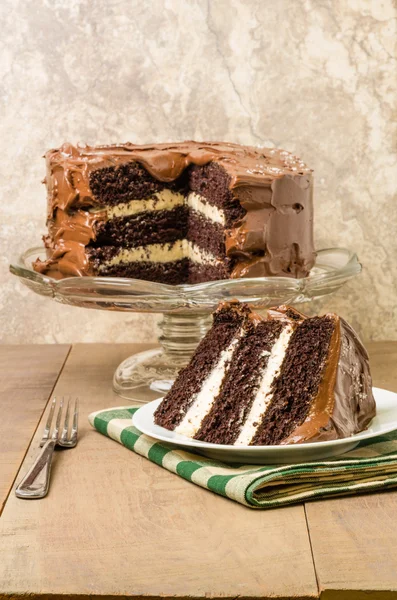 Bolo de chocolate com cobertura de creme — Fotografia de Stock