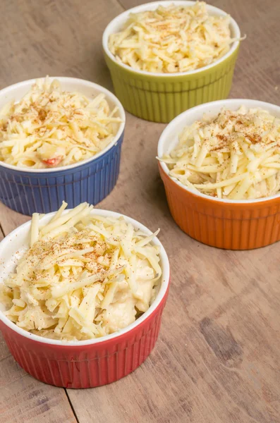 Bowls of crab macaroni and cheese ready for the oven — Stock Photo, Image