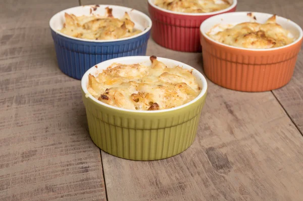 Bright bowls of baked macaroni and cheese — Stock Photo, Image